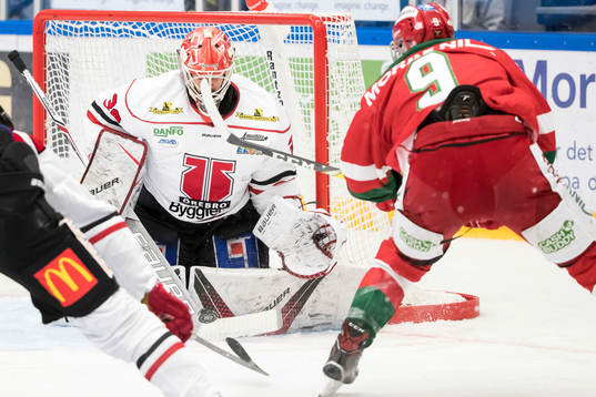 Örebros målvakt Axel Brage räddar chans från Moras