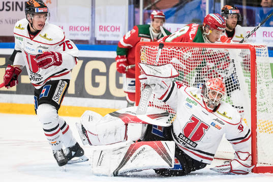 Örebros målvakt Axel Brage och Jare Sallinen  i