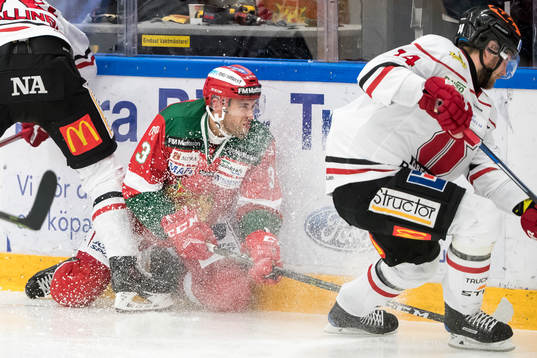 Moras Brandon Gormley och Örebros Tom Wandell  i