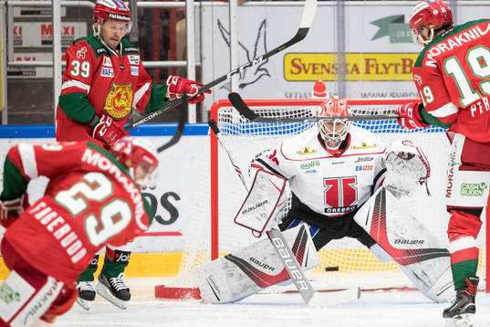 skott mot Örebros målvakt Axel Brage  i ishockeymatchen i