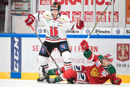 Örebros Gustav Backström och Moras Matt Bailey  i