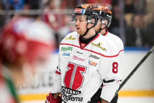 Örebros Tyson Spink deppar i ishockeymatchen i SHL mellan