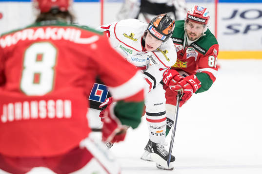 Moras Mathias Bromé jagar Örebros Jare Sallinen  i