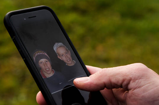 Leif Forsberg, pappa till Emil tittar på sin telefon och