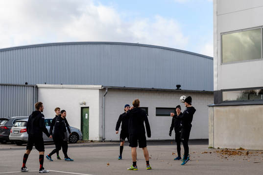 Luleås spelare värmer upp utanför Lindab Arena