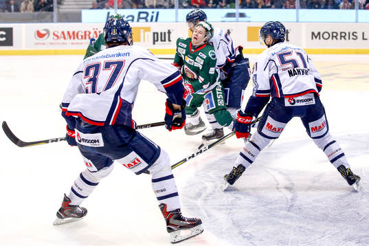 Linköpings Niklas Persson tacklar Frölundas Jesper