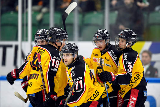 Luleås Patrick Cehlin jublar med lagkamrater