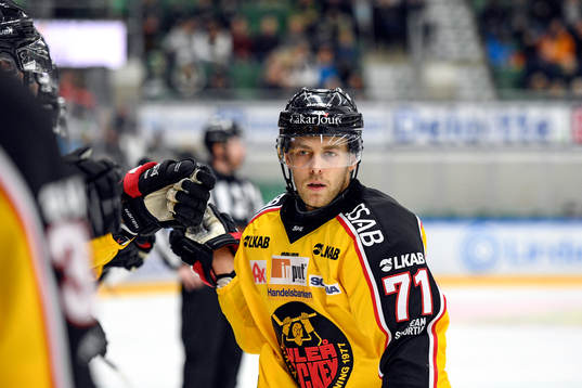 Luleås Patrick Cehlin jublar med lagkamrater