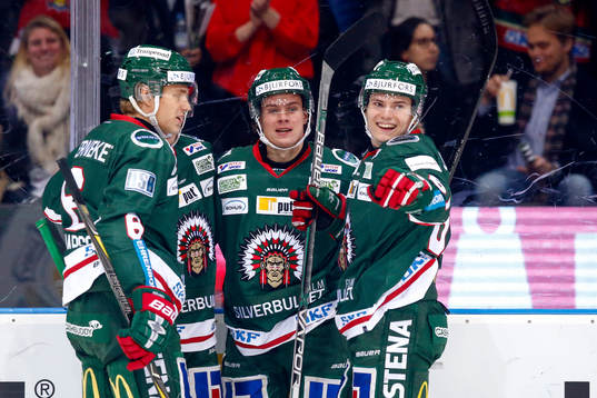 Frölundas Victor Olofsson jublar med lagkamrater