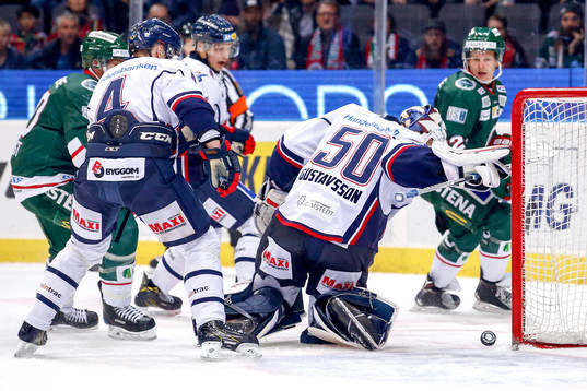 Frölundas Max Friberg försöker överlista Linköpings