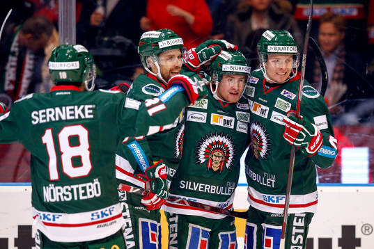 Frölundas Jesper Emanuelsson jublar med lagkamrater