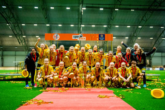 LSK Kvinner celebrates winning the league