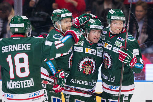 Frölundas Jesper Emanuelsson jublar och omfamnas