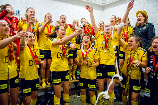 LSK Kvinner celebrates in the dressing room