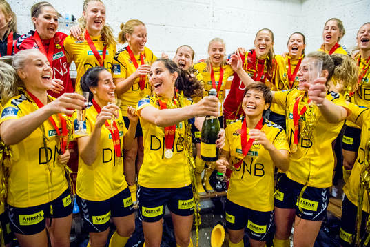 LSK Kvinner celebrates in the dressing room