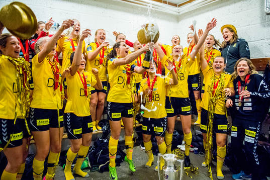 LSK Kvinner celebrates in the dressing room