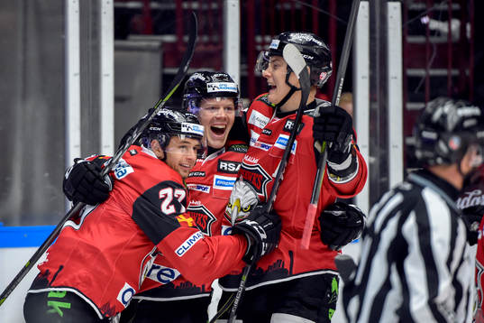 Malmö Redhawks Lars Bryggman jublar med lagkamrater