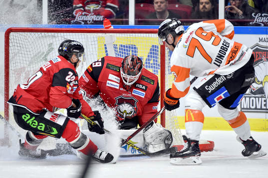 Karlskronas Emil Lundberg och Malmö Redhawks Erik Forssell