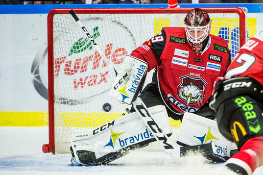 Pucken framför Malmö Redhawks målvakt Oscar Alsenfelt