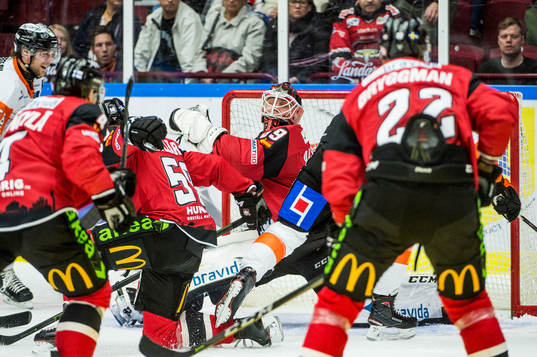 Malmö Redhawks målvakt Oscar Alsenfelt försöker hålla