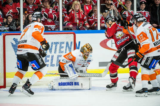 Malmö Redhawks Max Görtz mot Karlskronas målvakt