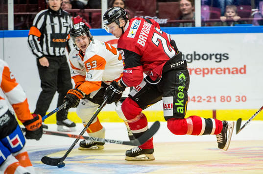 Karlskronas Bobbo Petersson försöker stoppa Malmö