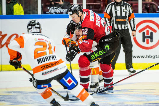 Karlskronas Bobbo Petersson och Cory Murphy försöker