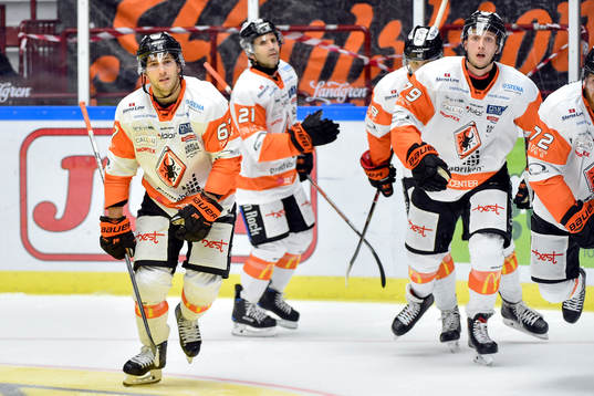 Karlskronas Konstantin Komarek jublar med lagkamrater