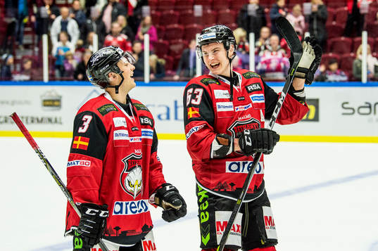 Malmö Redhawks Oliver Olsson och Fredrik Händemark jublar