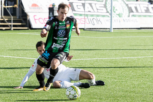 Kamp om bollen i fotbollsmatchen i superettan mellan