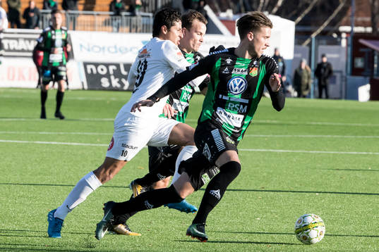 Kamp om bollen i fotbollsmatchen i superettan mellan