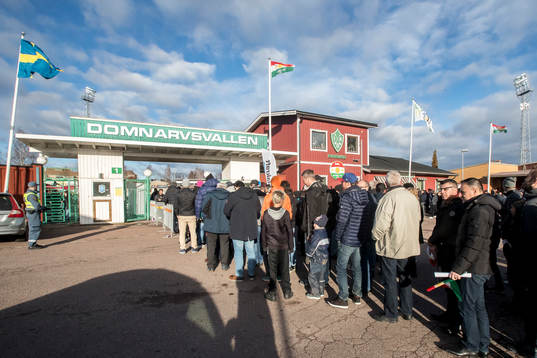 Suporters på väg in till fotbollsmatchen i superettan