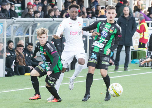 Kamp om bollen i fotbollsmatchen i superettan mellan