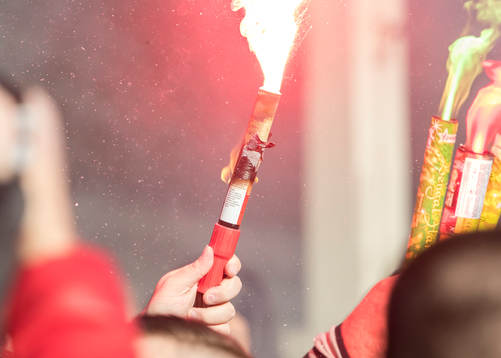 Dalkurd supporters bengal i fotbollsmatchen i superettan