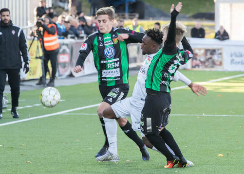 Kamp om bollen i fotbollsmatchen i superettan mellan