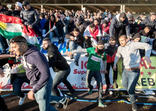 Dalkurds supporters jublar och stormar in på planen