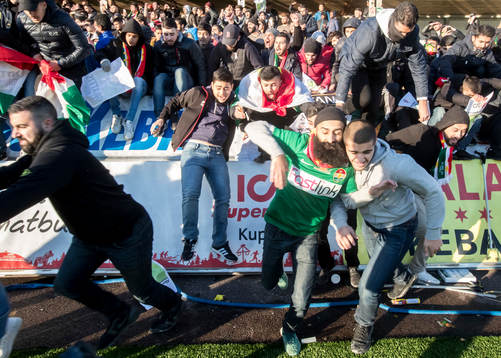 Dalkurds supporters jublar och stormar in på planen