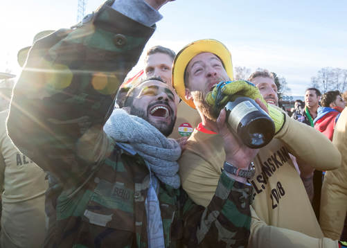 Dalkurds supporters och spelare  jublar