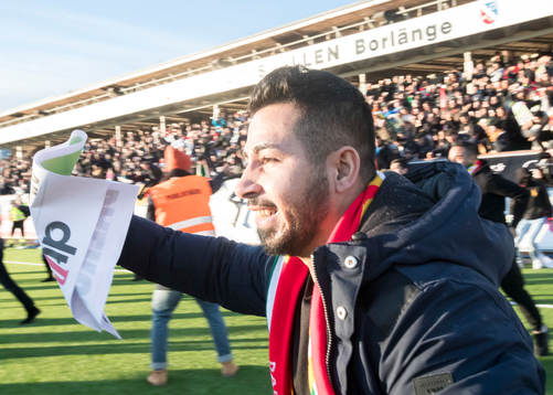 Dalkurds supporters jublar och stormar in på planen