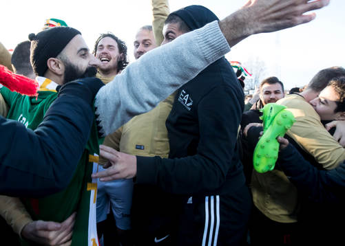 Dalkurds supporters och spelare  jublar