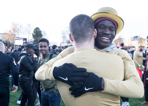 Dalkurds supporters och spelare  jublar