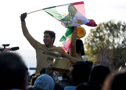 Dalkurds supporters och spelare  jublar