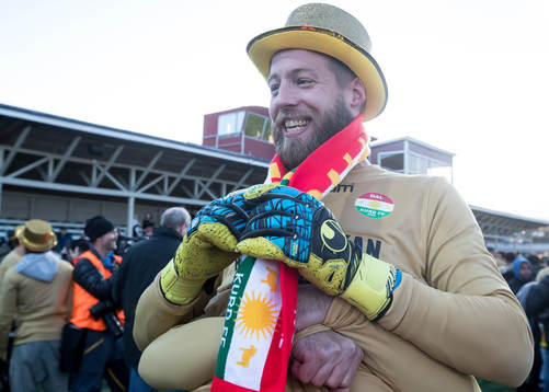 Dalkurds supporters och spelare  jublar