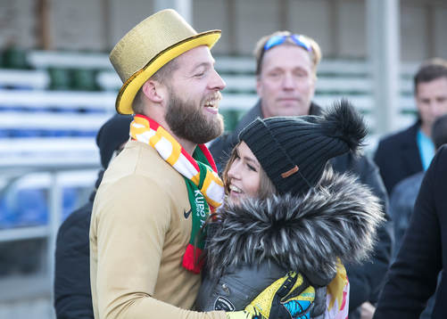 Dalkurds supporters och spelare  jublar