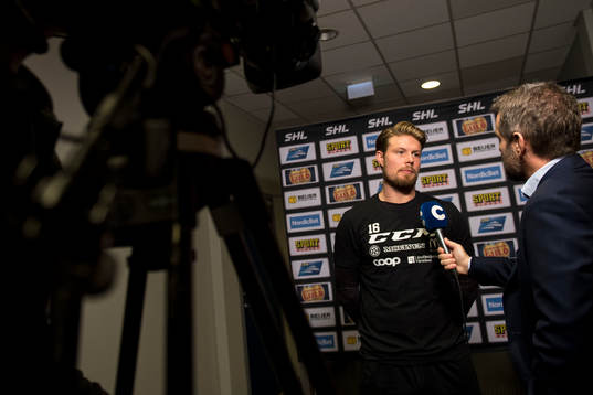 Färjestads Alexander Johansson blir intervjuad av C More
