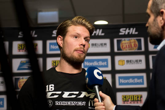 Färjestads Alexander Johansson blir intervjuad av C More