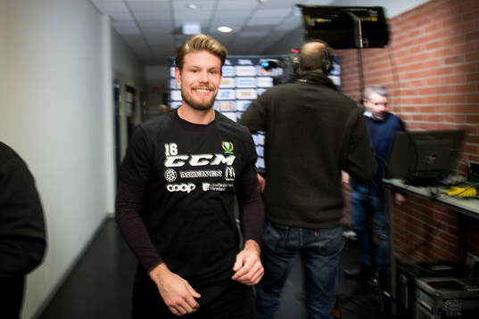 Färjestads Alexander Johansson i korridoren i Löfbergs