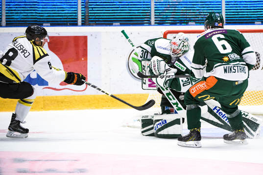 Brynäs Aaron Palushaj och Färjestads målvakt Lars Haugen