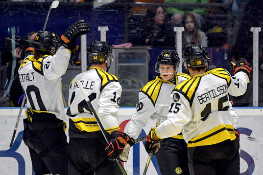 Brynäs Daniel Mannberg jublar med lagkamrater