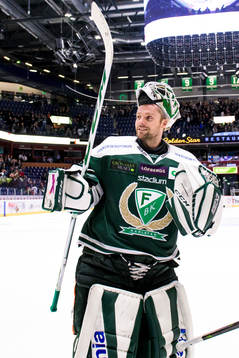 Färjestads målvakt Lars Haugen jublar